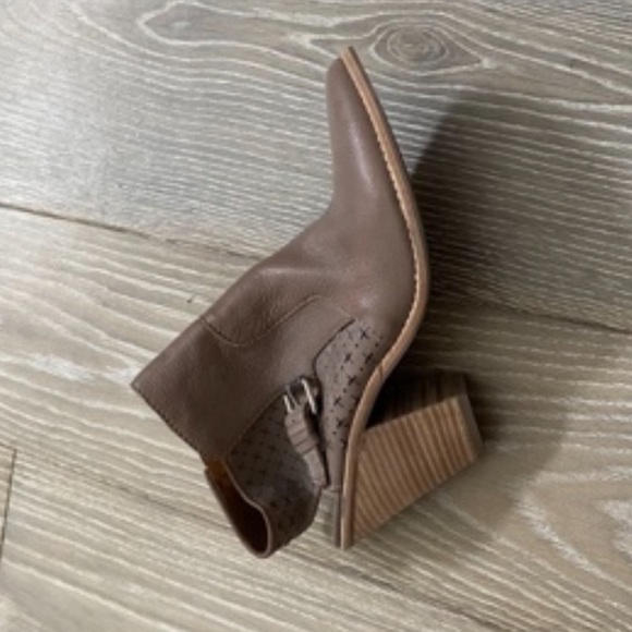 BRAND NEW Dolce Vita leather booties - Picture 5 of 10